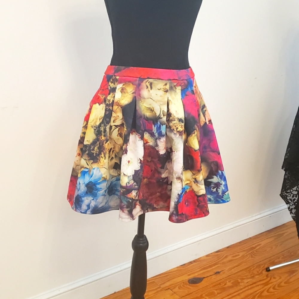 EUC Romeo & Juliet Couture Pleated Floral Skirt size Small